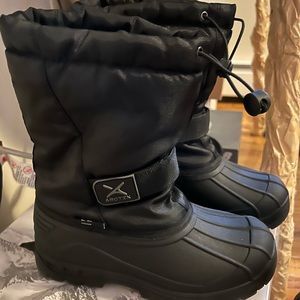 Boys winter boys size 4. Never worn, only tried on